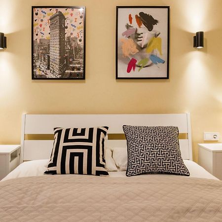 Experience City Nightlife From A Sleek Lavish Pad Apartment Будапеща Екстериор снимка