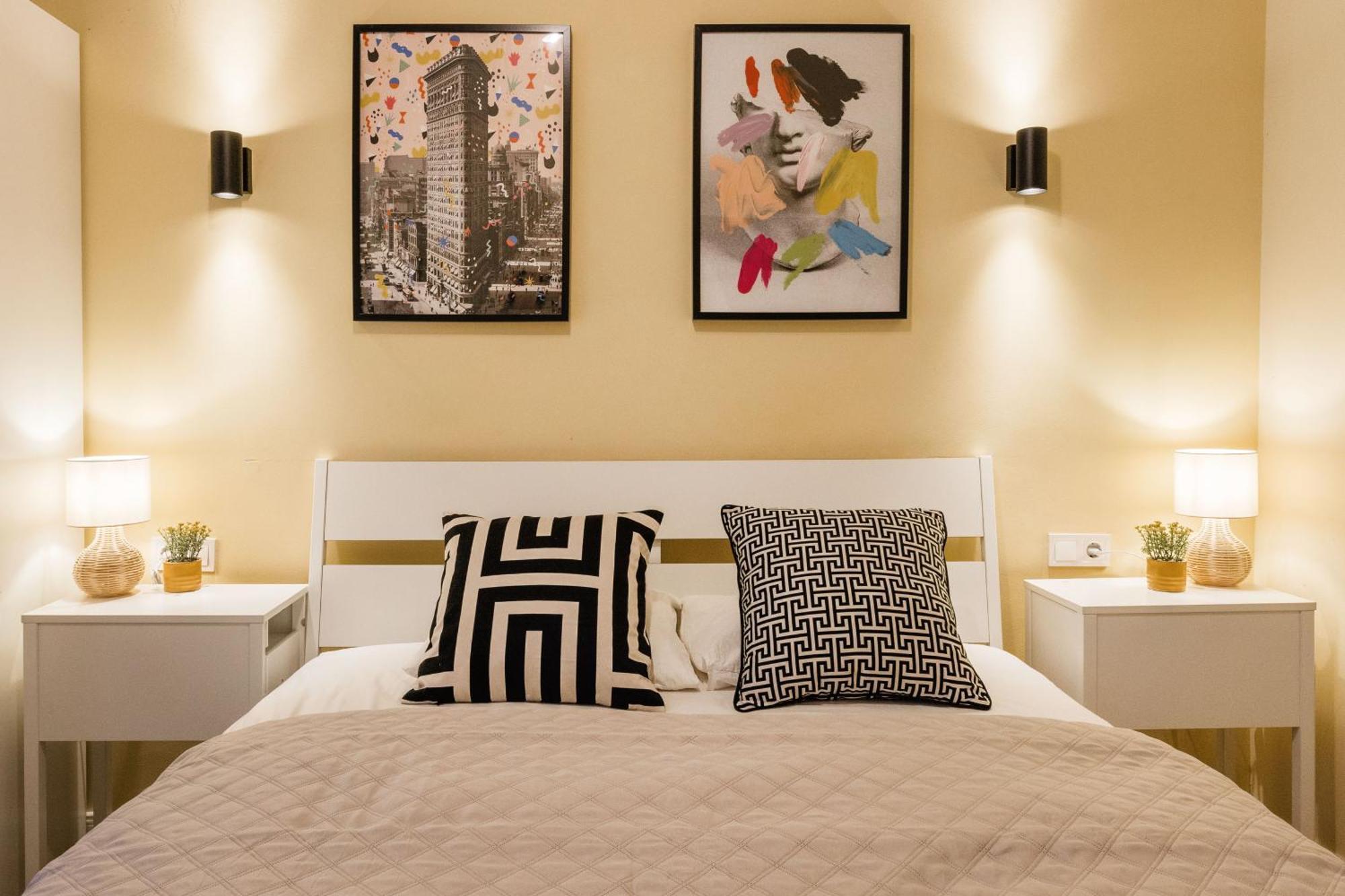 Experience City Nightlife From A Sleek Lavish Pad Apartment Будапеща Екстериор снимка